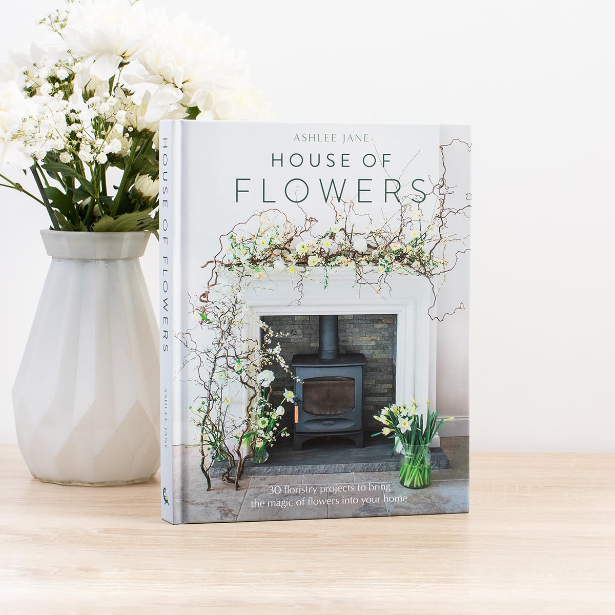 The House of Flowers: 30 floristry projects to bring the magic of flowers into your home